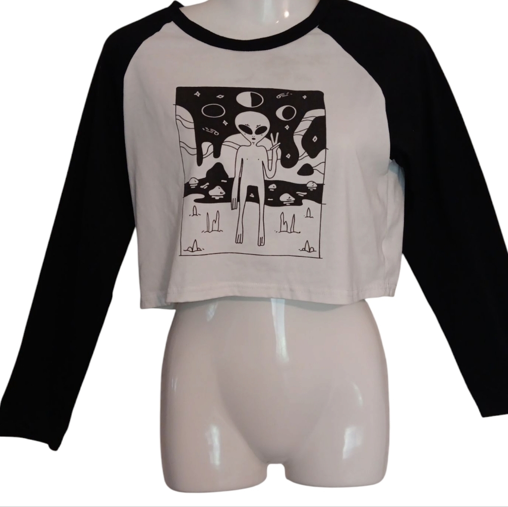 Romwe Youth Girls Size XS Black White Graphic T Shirt  Long Sleeve Belly Top